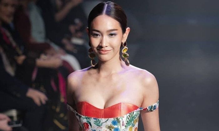 "มิน พีชญา" อวดลุคเซ็กซี่ โชว์อกอึ๋มแย่งซีนทั้งงาน