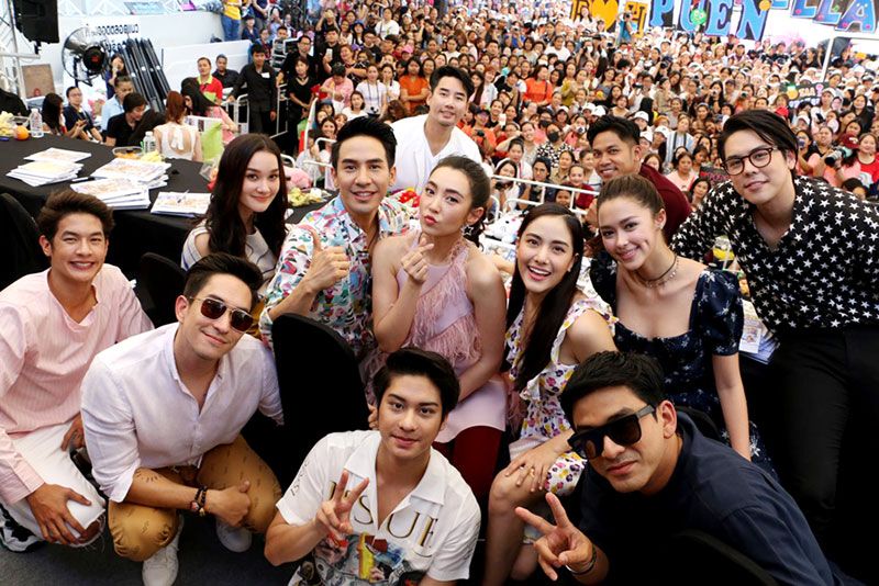 ทัพดาราช่อง 3 ปล่อยมุขกระจาย ส่งมอบลายเซ็นลงปฏิทินปีใหม่