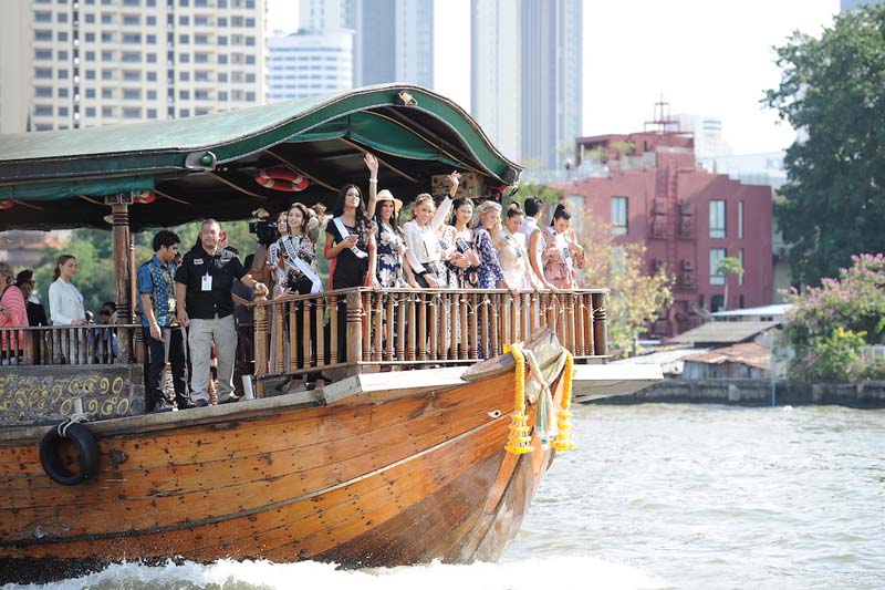 ผู้เข้าประกวด "มิสยูนิเวิร์ส" ล่องเรือชมวิถีชีวิตริมฝั่งแม่น้ำเจ้าพระยา