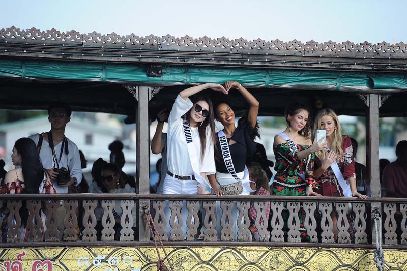 ผู้เข้าประกวด "มิสยูนิเวิร์ส" ล่องเรือชมวิถีชีวิตริมฝั่งแม่น้ำเจ้าพระยา