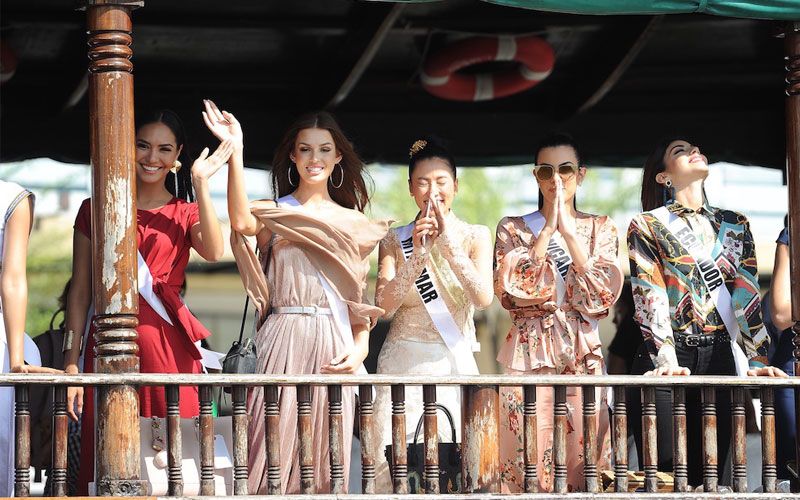 ผู้เข้าประกวด "มิสยูนิเวิร์ส" ล่องเรือชมวิถีชีวิตริมฝั่งแม่น้ำเจ้าพระยา