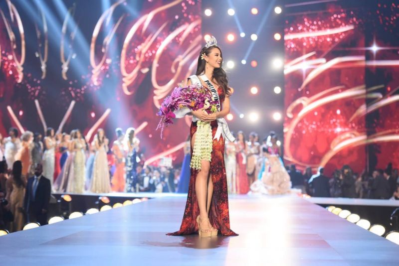 "แคทรีโอนา เกรย์" คว้าตำแหน่ง "มิสยูนิเวิร์ส 2018"