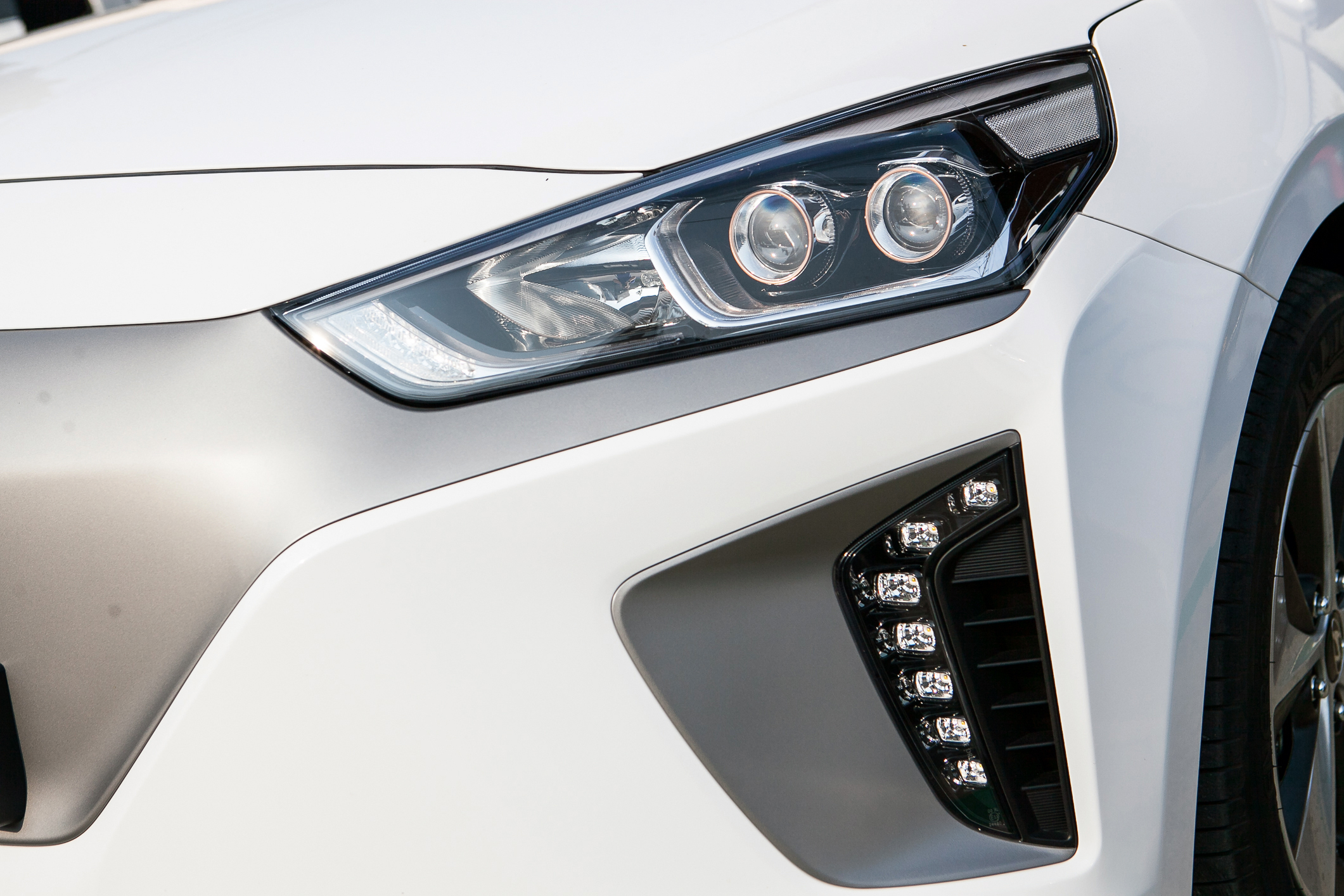 Hyundai  IONIQ Electric อนาคตที่รอคุณมาเสียบปลั๊ก