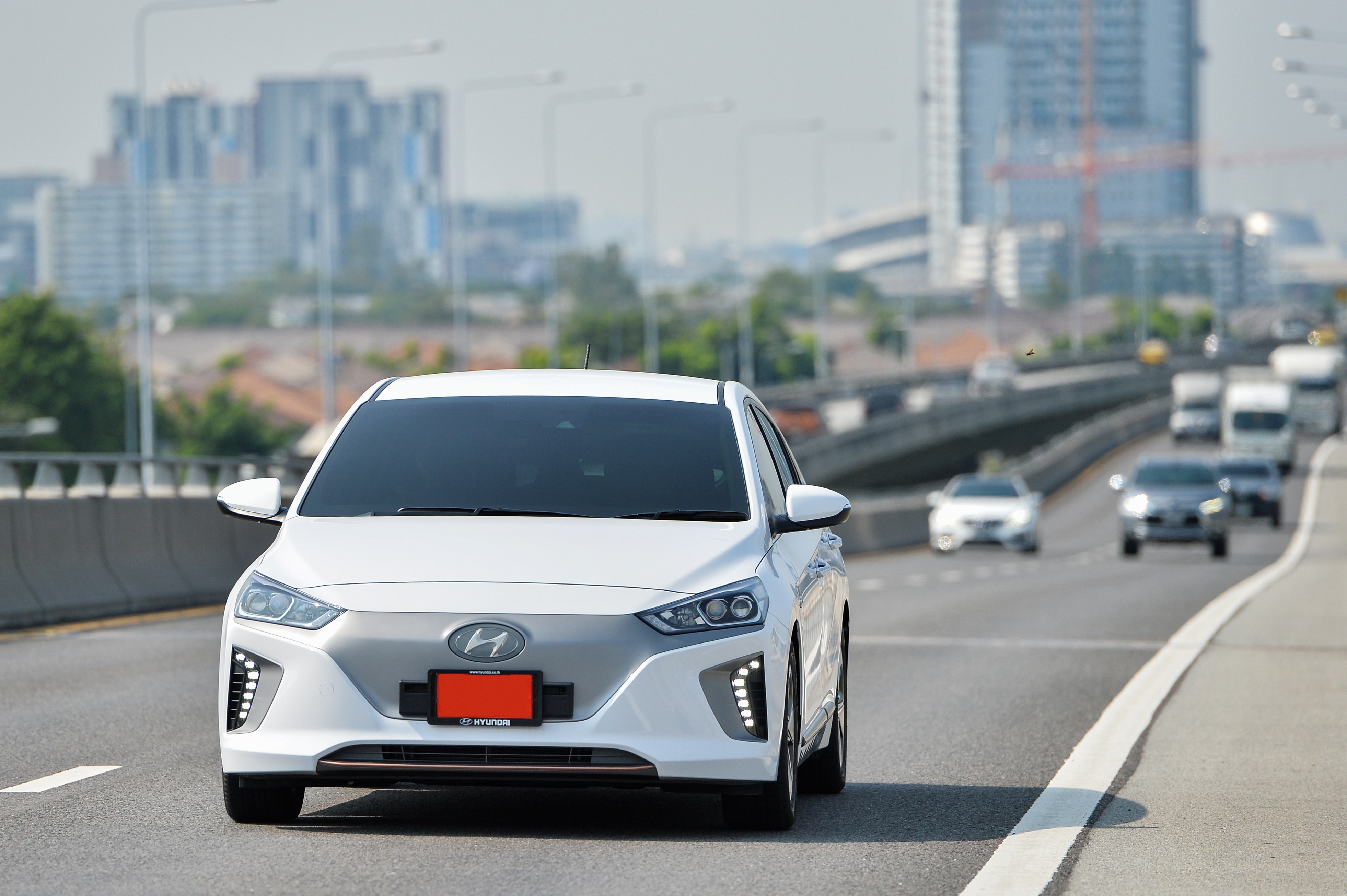 Hyundai  IONIQ Electric อนาคตที่รอคุณมาเสียบปลั๊ก