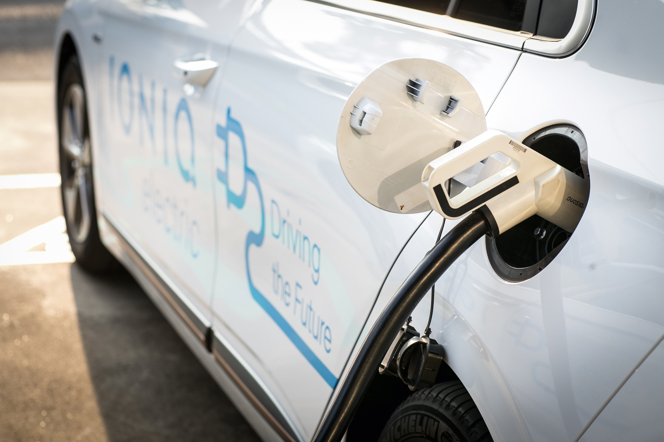 Hyundai  IONIQ Electric อนาคตที่รอคุณมาเสียบปลั๊ก