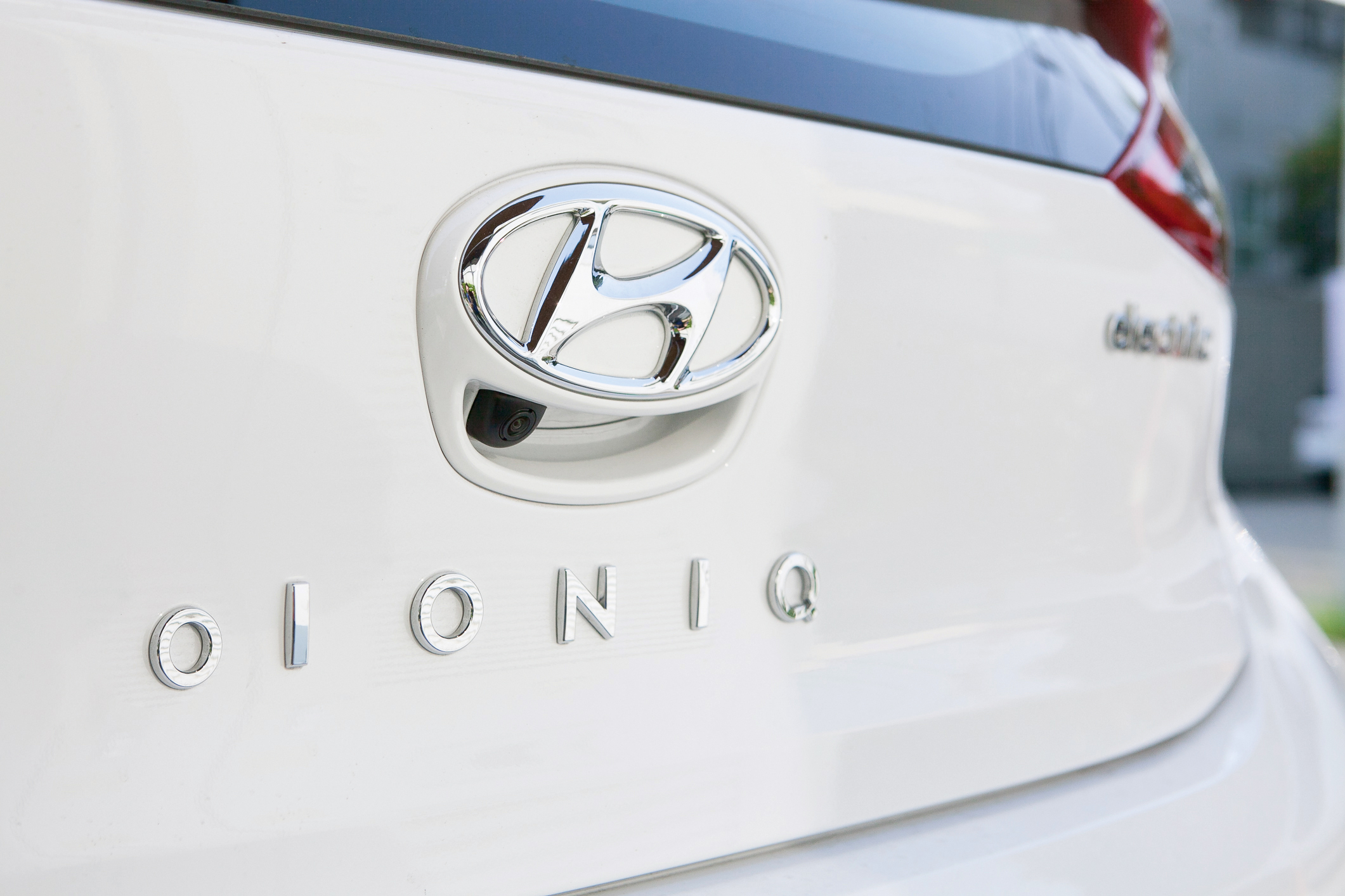 Hyundai  IONIQ Electric อนาคตที่รอคุณมาเสียบปลั๊ก